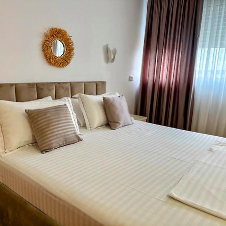 Madalin Seaside Apartment Vlorë Buitenkant foto