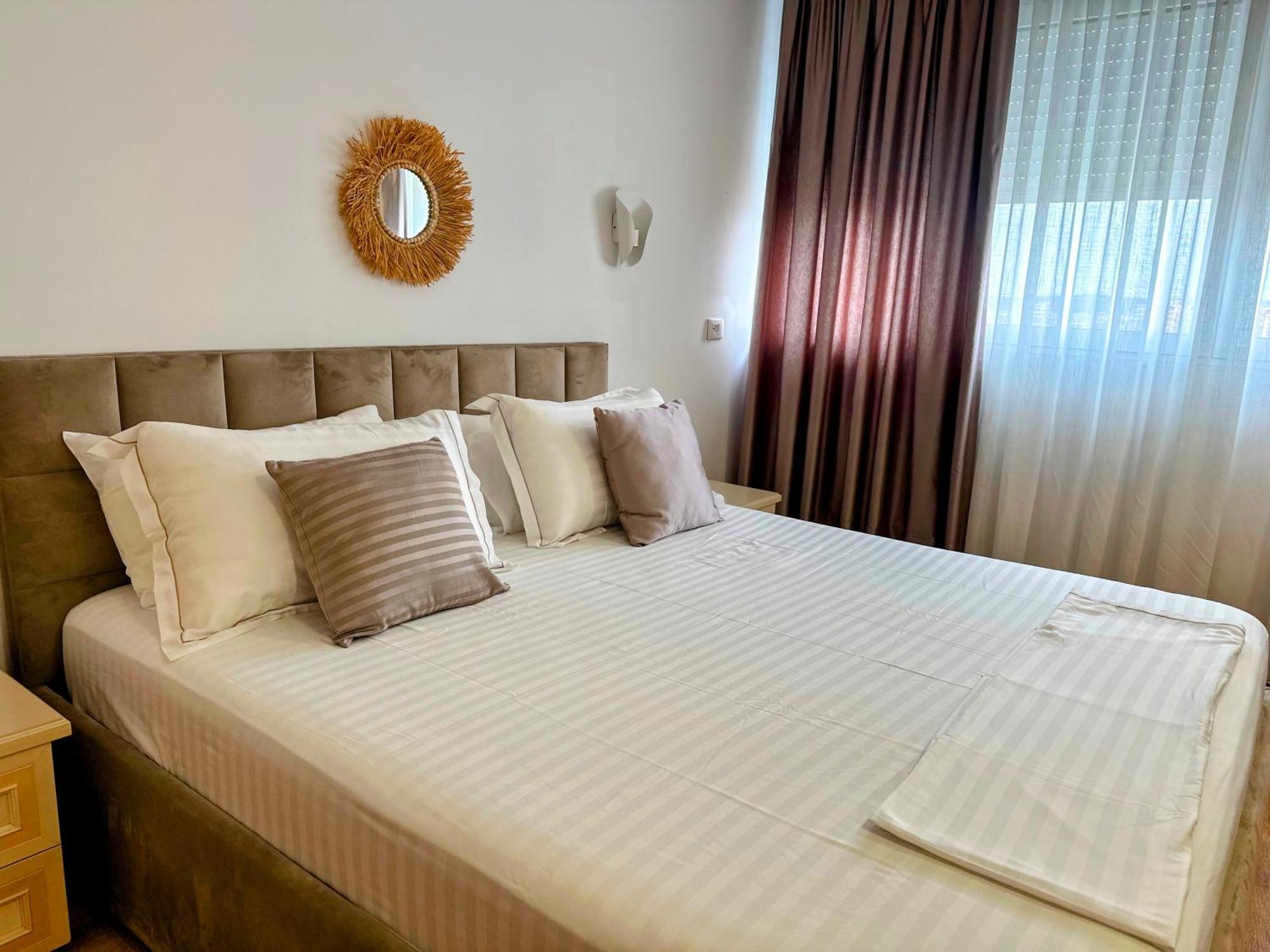 Madalin Seaside Apartment Vlorë Buitenkant foto